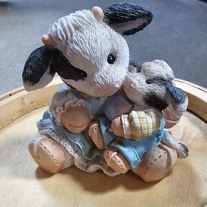 Vintage 1994 Mary's Moo Moo "An Eggspression Of Love" Figurine